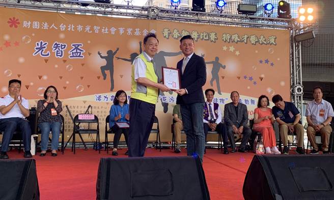 台北市议会议长戴锡钦3日下午出席「反污名、反霸凌、不歧视」青春热舞比赛，呼吁要重视现在所有家长、社会各界都忧心的校园霸凌问题，并强调校园霸凌行为不是一个健康成熟社会发展所应有的现象。（戴锡钦办公室提供／丁上程台北传真）