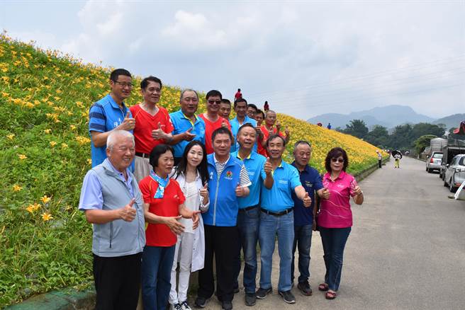 苗栗县大湖乡静湖社区社寮角大湖溪畔堤防金针花盛开，苗栗县长锺东锦伉俪前来赏花打卡。（谢明俊摄）