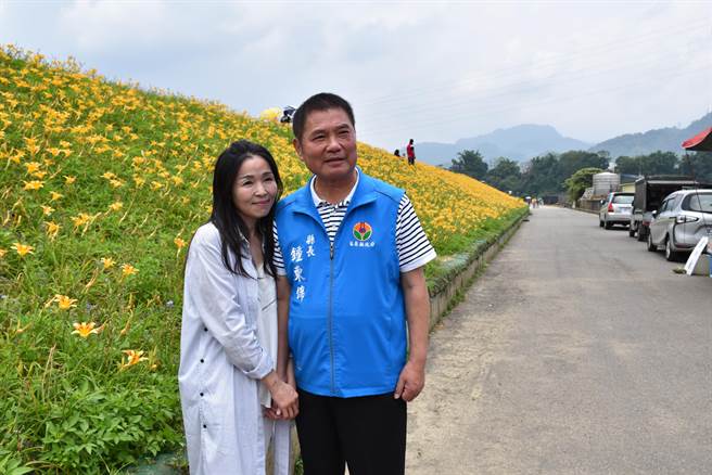 苗栗县大湖乡静湖社区社寮角大湖溪畔堤防金针花盛开，苗栗县长锺东锦伉俪前来赏花打卡。（谢明俊摄）