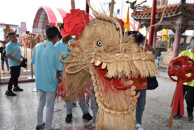2023年三义云火龙节3日正式启动，以稻草编扎好的全新云火龙正式亮相。（谢明俊摄）