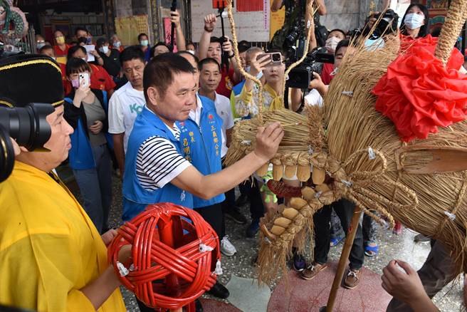 2023年三义云火龙节3日正式启动，县长锺东锦替云火龙开光点睛。（谢明俊摄）
