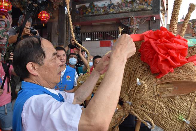 2023年三义云火龙节3日正式启动，三义乡长吕明忠替云火龙绑上红彩。（谢明俊摄）