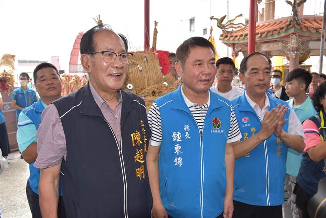 2023年三义云火龙节3日正式启动，县长锺东锦、立委陈超明及三义乡长吕明忠替云火龙开光点睛。（谢明俊摄）