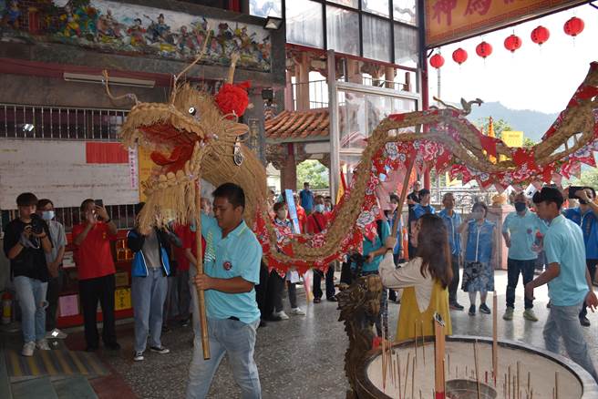 2023年三义云火龙节3日正式启动，云火龙开光后在五谷宫内绕行施福。（谢明俊摄）