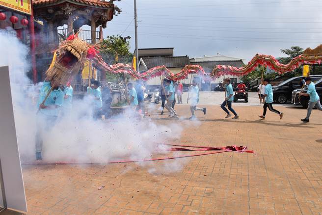 2023年三义云火龙节3日正式启动，云火龙开光后在五谷宫内外绕行施福。（谢明俊摄）