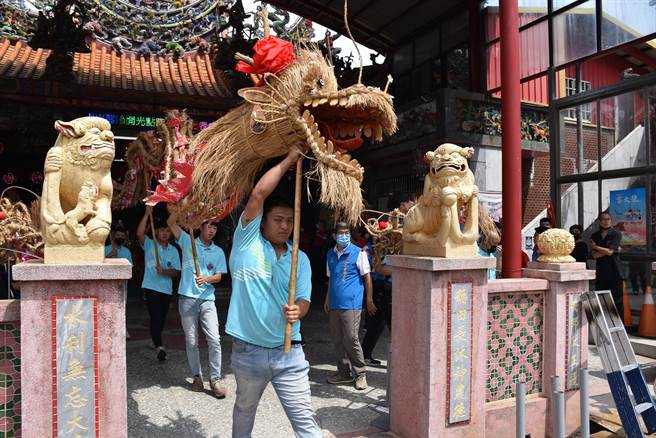 2023年三义云火龙节3日正式启动，云火龙开光后在五谷宫内绕行施福。（谢明俊摄）