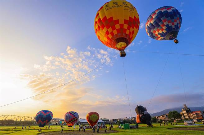 冬山乡第4届热气球嘉年华今天（3日）登场，活动共计4天，每天安排2场次付费搭乘体验。（冬山乡公所提供）