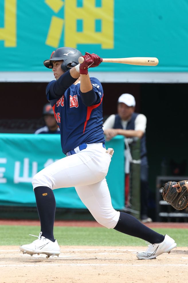 桃园市徐绍予首局敲出带有2分打点的二垒安打。（杜宜谙摄）