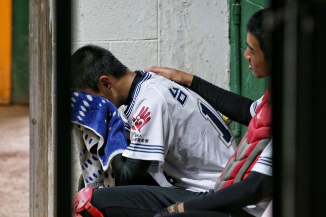 台东县先发投手陈世展在玉山杯冠军战表现不理想，退场后掩面哭泣。（杜宜谙摄）