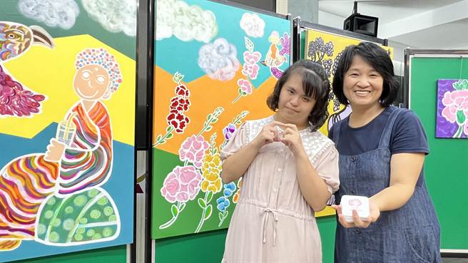 唐氏症画家林依柔（左）6月受邀到台南展出「大佛下山｣创作个展。（张毓翎摄）