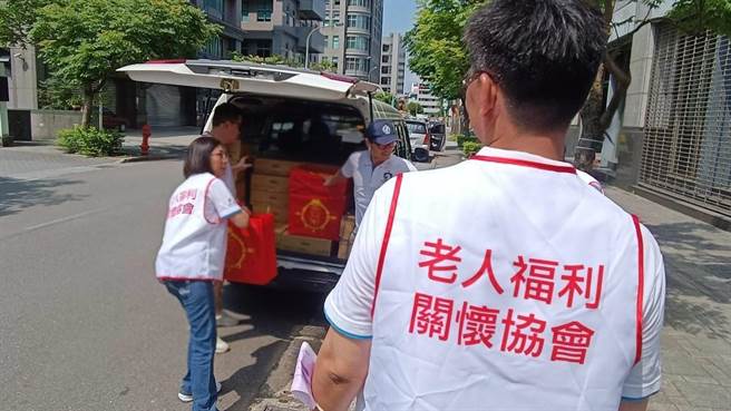 为了接住这些弱势长者，中华民国老人福利关怀协会今年再度推出清寒长辈救助募款计画。（老协提供／林良齐台北传真）