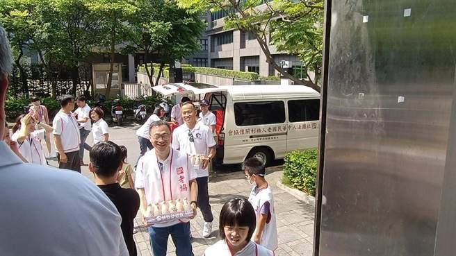 为了接住这些弱势长者，中华民国老人福利关怀协会今年再度推出清寒长辈救助募款计画。（老协提供／林良齐台北传真）