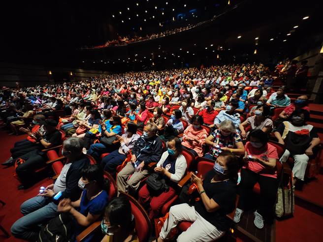 3日旺旺文教基金会、中国时报、中国电视和彰化县政府、员荣医疗体系等单位共同举办「让奉献成为一种荣耀」公益演唱会，吸引近千名彰化县内的志工朋友到场。（吴建辉摄）