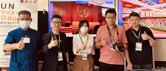 宓雄（左二）与网龙网络公司数字佛教研究院团队。（柯宗纬翻摄）