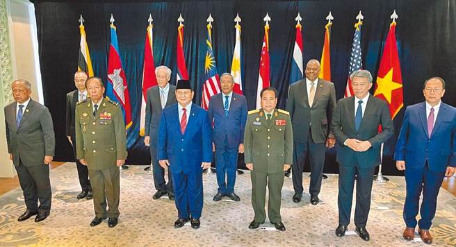 出席新加坡第20届香格里拉对话会的大陆中央军委联合参谋部副参谋长景建峰表示，美国不断虚化掏空一个中国原则。（摘自新加坡国防部官网）