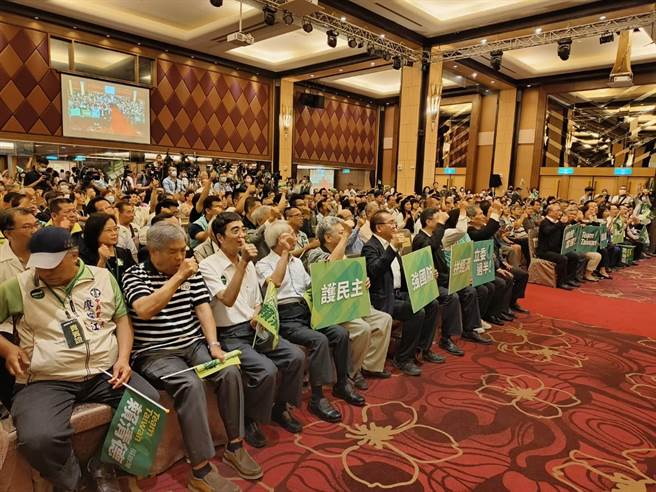 赖清德副总统今天下午出席嘉义市信赖台湾之友会，全场欢呼「冻蒜」。（廖素慧摄）