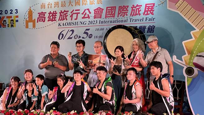 适逢端午节前夕，旅展也特别举办活动，随机挑6名观眾有奖徵答，最终70岁退休公务员吃到「好事会花生」肉粽，爽中「有高雄最美饭店」之称的承亿酒店住宿券。（柯宗纬摄）