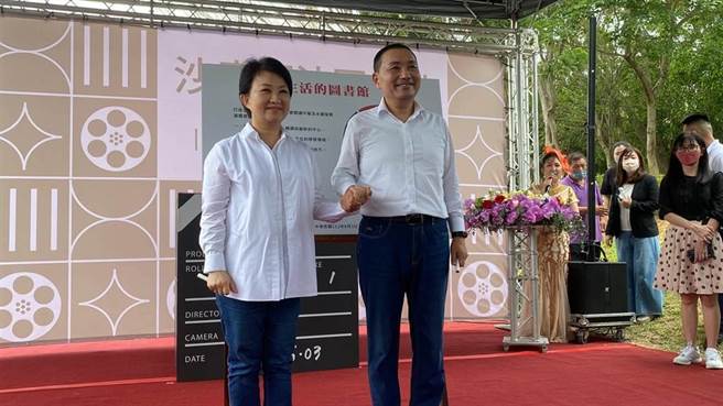 新北市长侯友宜今至台中市沙鹿深波图书馆，与台中市长卢秀燕参与该图书馆重建启用仪式。（冯惠宜摄）