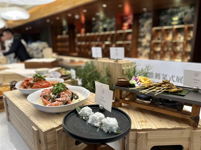 高雄洲际酒店南洋餐厅「好客」近日开幕，推出新加坡辣椒蟹、海南鸡饭等道地南洋风味料理。（柯宗纬摄）