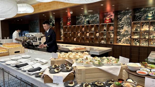 高雄洲际酒店南洋餐厅「好客」近日开幕，推出新加坡辣椒蟹、海南鸡饭等道地南洋风味料理。（柯宗纬摄）