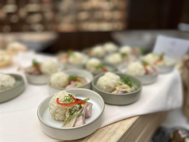 高雄洲际酒店南洋餐厅「好客」近日开幕，推出新加坡辣椒蟹、海南鸡饭等道地南洋风味料理。（柯宗纬摄）