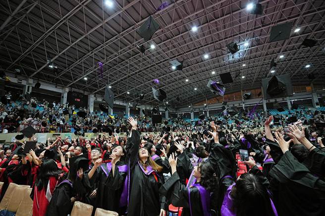 国立成功大学112级毕业典礼，全体毕业生依循传统抛帽、欢呼。（成大提供／洪荣志台南传真）