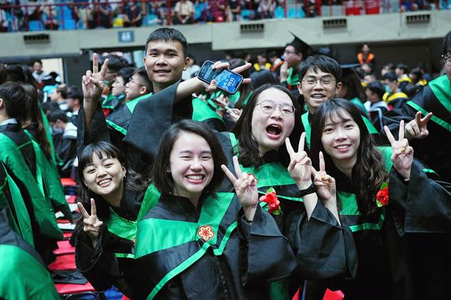 国立成功大学112级毕业典礼，现场洋溢着学业有成、展翅飞翔的欢乐氛围。（成大提供／洪荣志台南传真）