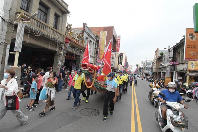 绕境队伍到鹿港天后宫迎接水仙尊王上龙船，共同为龙王祭典开光点睛。(吴建辉摄)