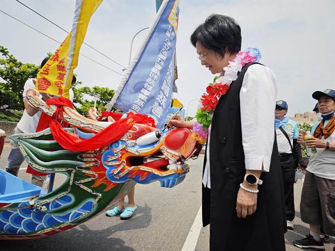 王惠美说，鹿港庆端阳系列活动在龙王出巡后正式启动，欢迎全国乡亲到彰化体验鹿港庆端阳的端午风情。(吴建辉摄)