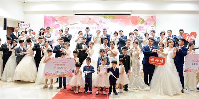 内埔乡祭出好康首办集团结婚，吸引21对新人报名参加。（林和生摄）