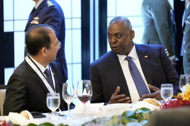 菲律宾国防部长加维斯（Carlito Galvez Jr.，左）3日在新加坡「香格里拉对话」场上，与美国国防部长奥斯汀交谈。（图／美联社）