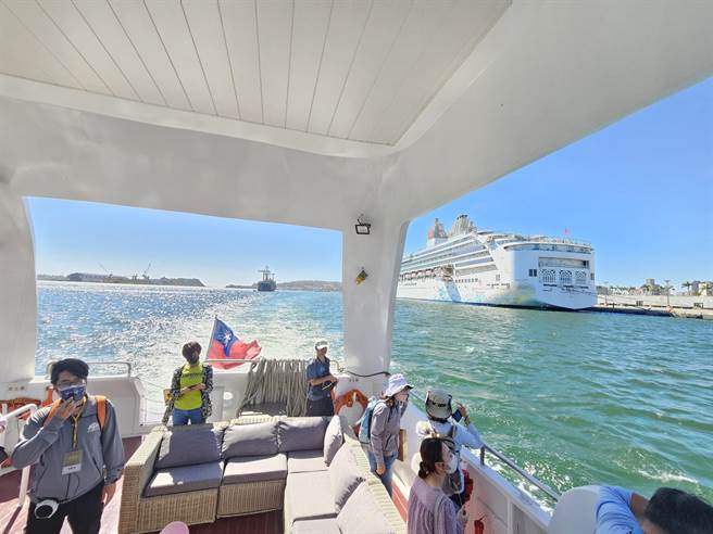 史温侯探险之旅带旅客搭乘文化游艇，认识高雄港的歷史点滴。（翰品提供）