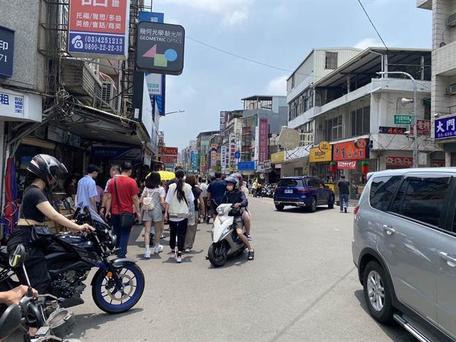 桃园市中坜区中原大学外中北路，由于紧邻校园、中原夜市、停车场等，人车潮眾多。（蔡明亘摄）