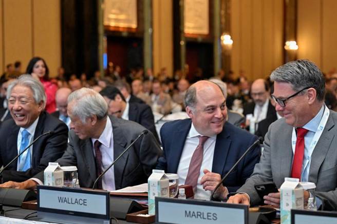 英国国防大臣华勒斯（Ben Wallace，右二）3日早上出席新加坡「香格里拉对话」全会。（图／路透社）