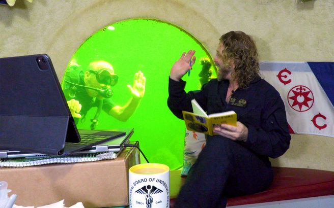 美国55岁教授狄托里（Joseph Dituri）挑战在海底连续居住100天的世界纪录，结果他的身体意外出现了逆龄回春的现象。（图／路透）