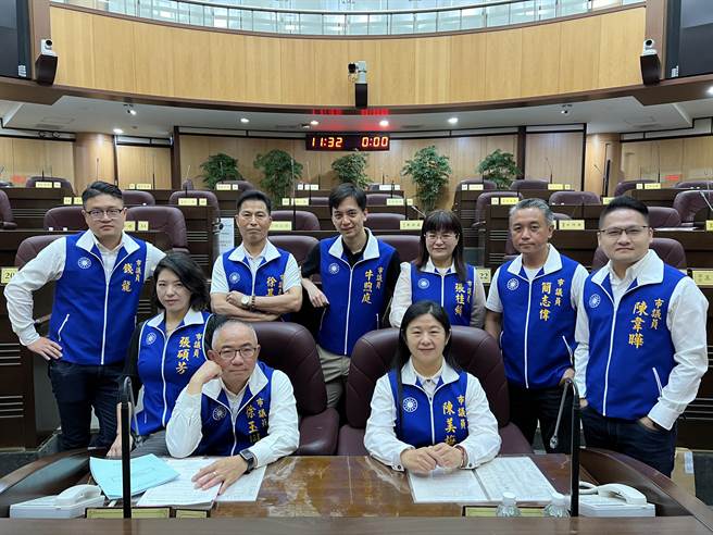 桃园市议会国民党团3日谴责性骚扰案加害者及拥有权势却视而不见的相关人员，也要求蓝党团所有市议员应勇敢挺身守护性别平权。(蔡依珍摄)