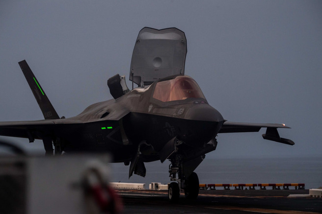 该舰也可以全部搭载20架F-35B战斗机和2至3架H-60搜救直升机SH-60「海鹰」，以实现空中攻击火力最大化。（美国第7舰队官方脸书）