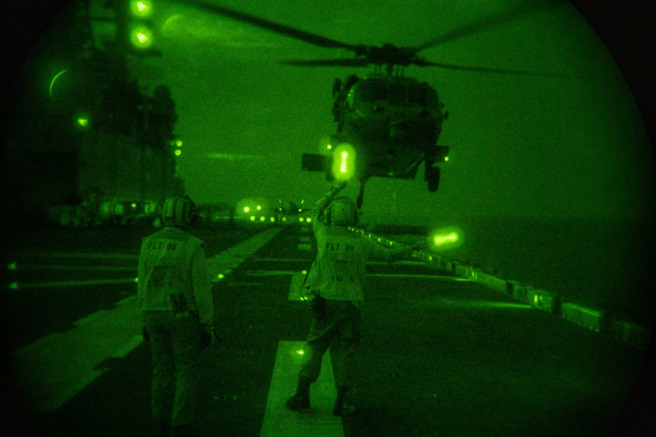 MH-60R「海鹰」直升机准备降落。（美国第7舰队官方脸书）