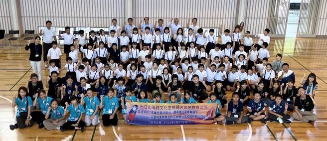 高雄市兴达国小、观亭国小、广兴国小3所具备特色课程的偏乡小校，组成跨校国际交流团队，赴日本熊本县进行5天的见学交流。（高雄市教育局提供／林雅惠传真）