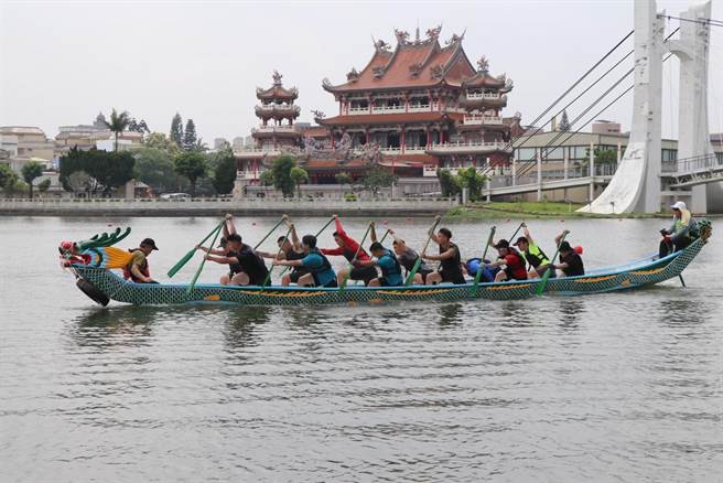 2023龙潭归乡文化节龙舟赛将于端午连假登场，3日上午龙潭大池聚集许多队伍在艳阳下练习，长年参赛的百年里龙舟队24名选手齐聚，把握时间练习为争取最高荣誉。（蔡明亘摄）