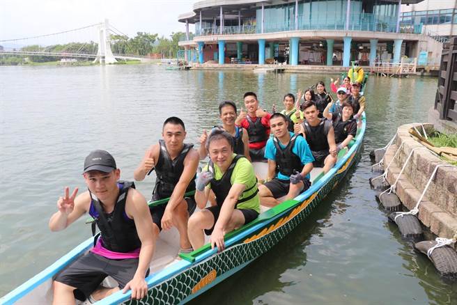 2023龙潭归乡文化节龙舟赛将于端午连假登场，赛事睽违3年重启，百年里龙舟队成员蓄势待发。（蔡明亘摄）
