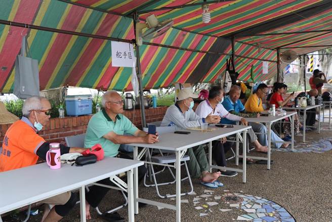 负责调整龙舟方向的公舵手，可说是龙舟赛的灵魂人物，需支援大部分无舵手的队伍。（蔡明亘摄）