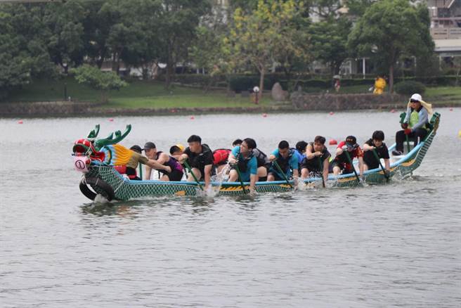 2023龙潭归乡文化节龙舟赛将于端午连假登场，各队伍积极练习备战中，龙潭区长黄世琪提醒选手，务必注意水上活动安全。（蔡明亘摄）