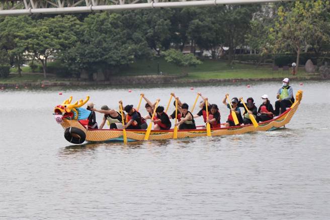 2023龙潭归乡文化节龙舟赛将于端午连假登场，今年有将近120支队伍参赛，目前各队伍积极备战中。（蔡明亘摄）