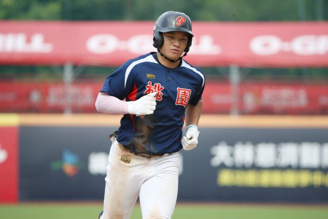 桃园市张赵纮带伤上阵还开轰。（杜宜谙摄）