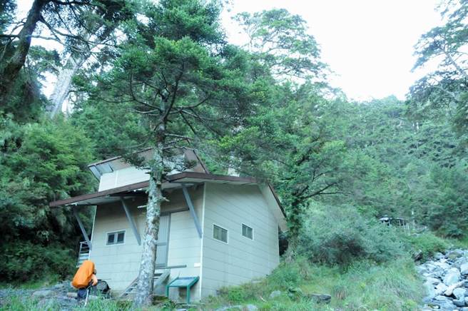 太鲁阁国家公园管理处在成功山屋周边画设营位，让更多山友夜宿之需，并提高登山安全性。（太管处提供／王志伟花莲传真）