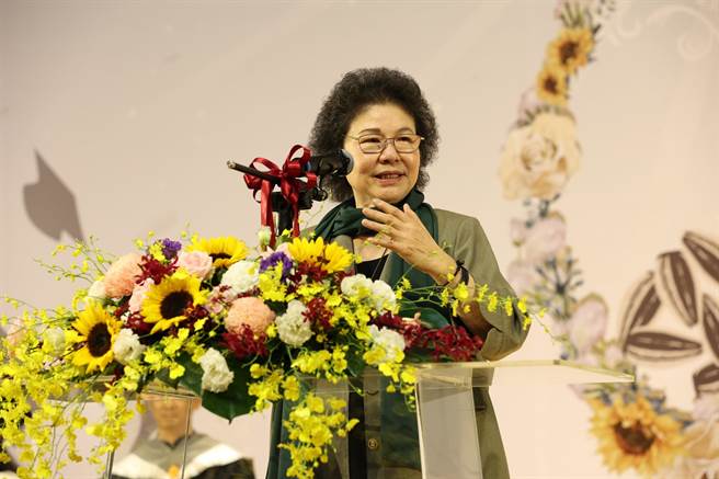 国立高雄大学今天举办第20届毕业典礼，监察院长陈菊受邀出席致词，她鼓励现场「少年朋友」思考想要何种人生价值，及学习与他人共事相处，因为机会是留给准备最好的人。（国立高雄大学提供／林雅惠传真）