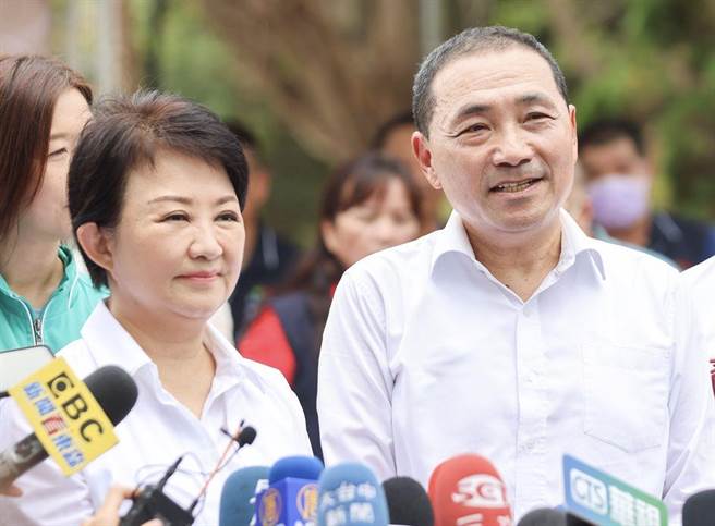 国民党总统参选人、新北市长侯友宜今至台中与台中市长卢秀燕合体，齐声谴责民进党性骚。（摘自侯友宜脸书）