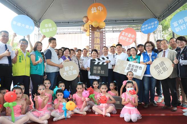 新北市长侯友宜3日展开台中请益之旅，首站抵台中市沙鹿深波图书馆，参与该图书馆重建启用仪式。（冯惠宜摄）