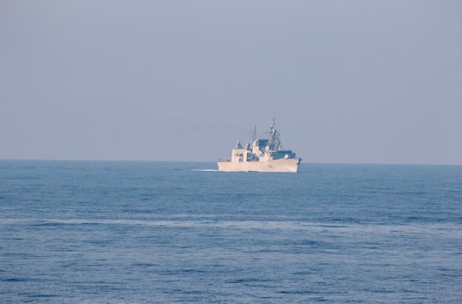 美国海军阿利·伯克级驱逐舰USS Chung-Hoon (DDG 93) 和加拿大皇家海军哈利法克斯级护卫舰 HMCS Montreal (FFH 336) ，今日通过台湾海峡。(摘自美国海军第七舰队网站)
